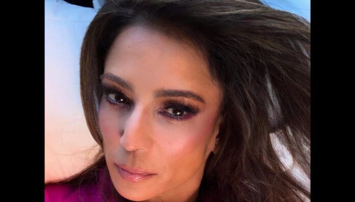 Julie Banderas wearing a pink dress and posing for her selfie