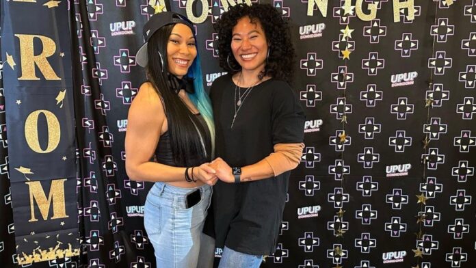 Mia Yim with her sister