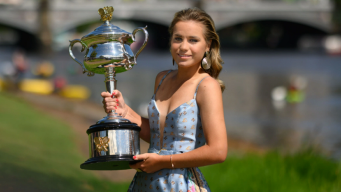 Sofia Kenin holding a trophy